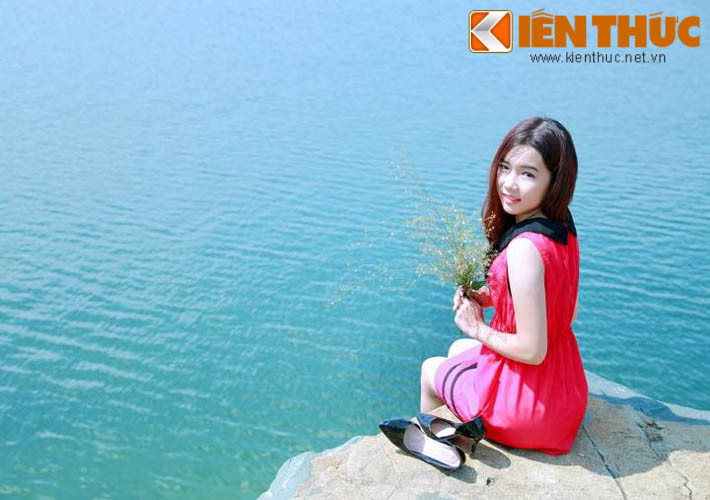 Phương Thảo được nhiều CĐV khác của VFS ngưỡng mộ không chỉ bởi sự máu lửa trong phong cách cổ vũ mà còn xinh đẹp mỗi khi xuất hiện. Phương Thảo chỉ là một bông hoa trong vườn hoa đầy hương sắc của Hội CĐV VFS đang sở hữu.