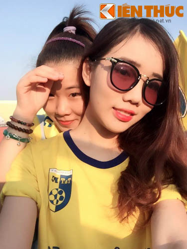 Nữ CĐV xinh đẹp và thú vị này đó là Nguyễn Phan Phương Thảo sinh năm 1996. Chia sẻ về duyên tình của mình với CLB đất Bắc là Hà Nội T&T, Phương Thảo nói: "Em đến với Hà Nội T&T cũng tình cờ thôi. Từ một người bạn rủ em đi xem Hà Nội T&T thi đấu.
