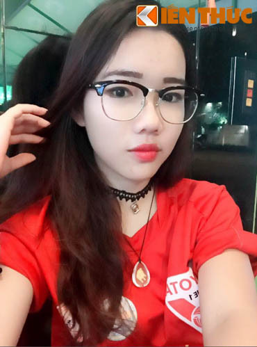 Kể về lần đầu tham gia với VFS, Cô gái quê Khánh Hòa kể: "Từ khi Đội tuyển U19 Việt Nam làm bóng đá trở lại dậy sóng trên các khán đài. Lúc ấy em xem qua tivi, nhìn thấy lá đại kì được tung bay trên SVĐ Mỹ Đình của Hội CĐV VFS em đã mong muốn được đứng vào đội hình ấy để tiếp lửa cho các cầu thủ và ngay lập tức em đã nộp đơn xin làm thành viên của VFS và từ đó đến nay em luôn theo dõi và tiếp lửa cho các cầu thủ Việt Nam mỗi khi họ thi đấu".