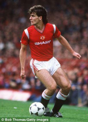 Mark Hughes đang là HLV trưởng CLB Stoke City. Trước khi trở thành HLV, Mark Hughes có thời gian dài thi đấu trong màu áo của những đội bóng lớn như Man United, Bayern Munich hay Chelsea.