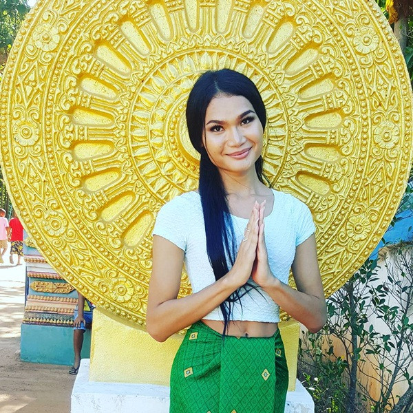 Sau khi rời chùa, nhà sử chuyển giới phải vất vả tìm kiếm cơ hội để trở thành người mẫu.