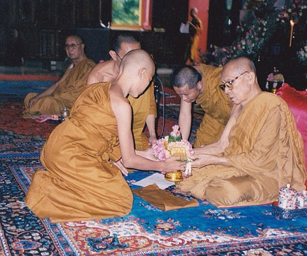 Mimi sinh ra trong một gia đình khá giả ở Khon Kaen, có một chị gái và một em trai. Cuộc sống của cô thay đổi vào năm 2008, khi gia đình trở nên nghèo khó do ảnh hưởng từ khủng hoảng kinh tế. Mimi được gửi đến một trường đào tạo hòa thượng cho các bé trai ở Ayutthaya và phải cạo đầu xuất gia sau 6 tháng học tập.