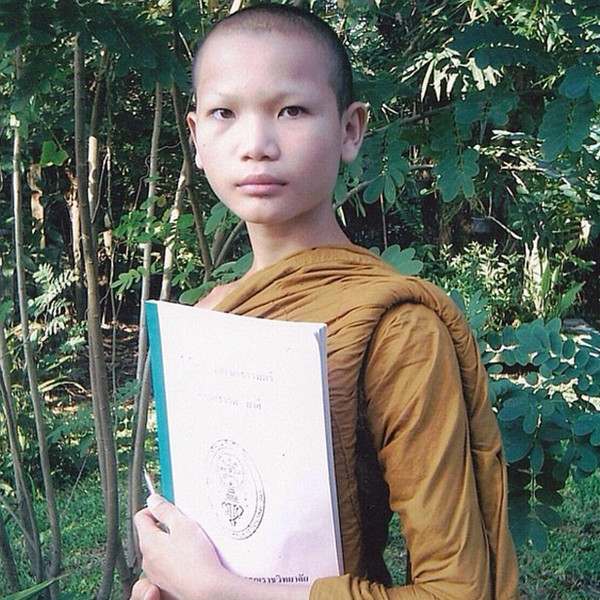 Mimi Tao năm nay 22 tuổi và có tên thật là Phajaranat Nobantao. Trước khi trở thành một người mẫu đình đám trong cộng đồng những người chuyển giới thì Mimi đã từng xuống tóc đi tu tại một ngôi chùa tại Thái Lan.