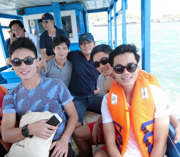 Công Phượng cùng nhóm cầu thủ HAGL vừa khoe ảnh "du hí" ngắn ngày tại Nha Trang, như để tự thưởng cho mình sau khi hoàn thành nhiệm vụ trụ hạng tại V.League 2015.