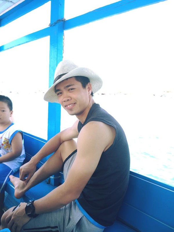 Cầu thủ xứ Nghệ bụi bặm trong chiếc mũ phớt.
