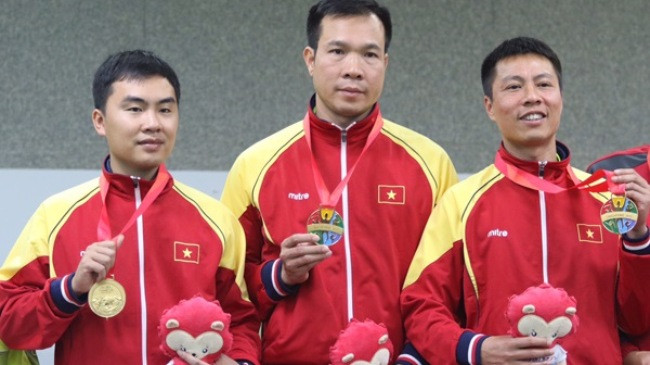 Kỳ SEA Games 28 vừa qua, lão tướng Hoàng Xuân Vinh cũng đã gặt hái thành công cho mình bằng tấm HCV cá nhân và một tấm HCB đồng đội.