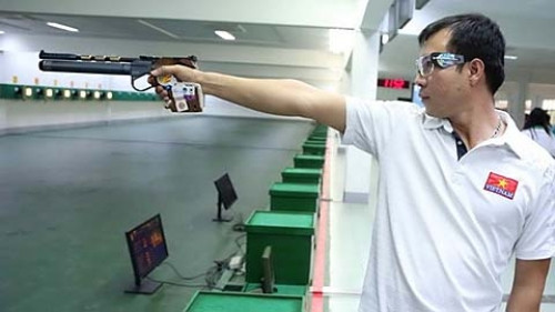 Đại tá Hoàng Xuân Vinh là VĐV thuộc bộ môn bắn súng của Đoàn TTVN dự SEA Games 28 trên đất Singapore.