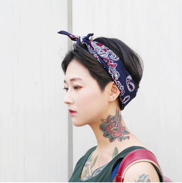 Cô nàng khá thoải mái chia sẻ về cuộc sống cũng như công việc hằng ngày ở tiệm xăm Old Lady Tattoo do cô làm chủ.