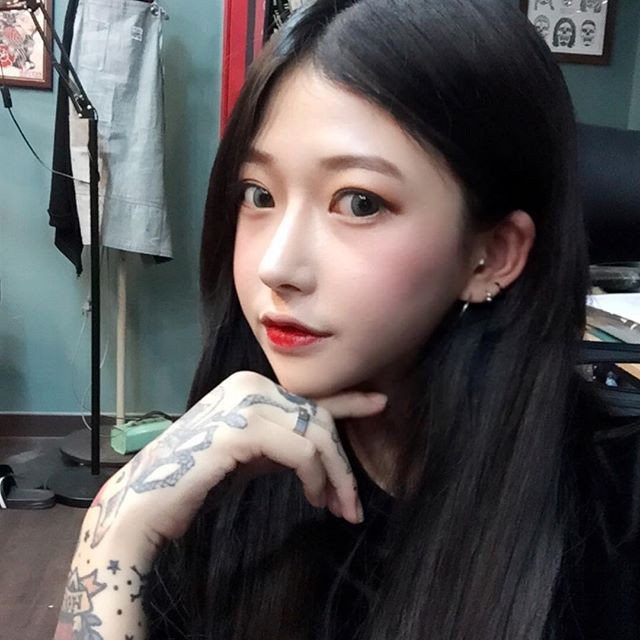 Tuy nhiên, một cô nữ thợ xăm hình xinh đẹp người Hàn Quốc có tên Ahn Lina đã khiến nhiều cư dân mạng phải nghiêng ngả trong thời gian qua.