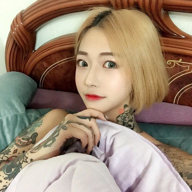 Công việc chính là một thợ xăm và cơ thể thì có nhiều hình xăm nhưng Ahn Lina không mặc cảm hay che giấu sở thích của mình.