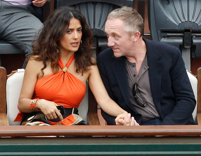 Salma Hayek – phu nhân tỷ phú Francois-Henri Pinault, chủ sở hữu Gucci và nhiều thương hiệu khác - từng nhận đề cử giải Oscar cho vai diễn trong phim Frida. Cô cũng xuất hiện trong nhiều bộ phim bom tấn khác. Thông qua Unicef, cô tham gia các hoạt động từ thiện nhằm nâng cao nhận thức về việc tiêm vắc xin cho trẻ em. Hayek còn tích cực ủng hộ việc đấu tranh chống bạo lực gia đình và đối phó biến đổi khí hậu. 