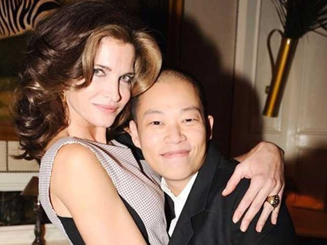 Stephanie Seymour là phu nhân tỷ phú Peter Brant. Cặp đôi vừa mới làm hòa sau một xích mích lớn hai năm trước. Seymour là cựu siêu mẫu nổi tiếng, người từng xuất hiện trên bìa tạp chí thời trang Vogue và nhiều bộ sưu tập đồ bơi của tạp chí Sports Illustrated. Ngoài ra, cô cũng tham gia nhiều bộ phim và các chương trình truyền hình.