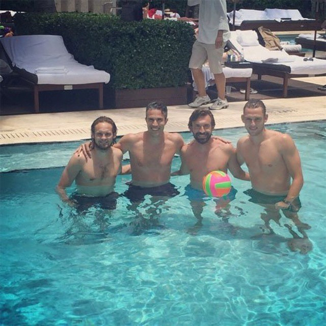 Daley Blind, Van Persie, Pirlo và Vrij tình cờ gặp nhau tại Maiami. Ảnh: Instagram.