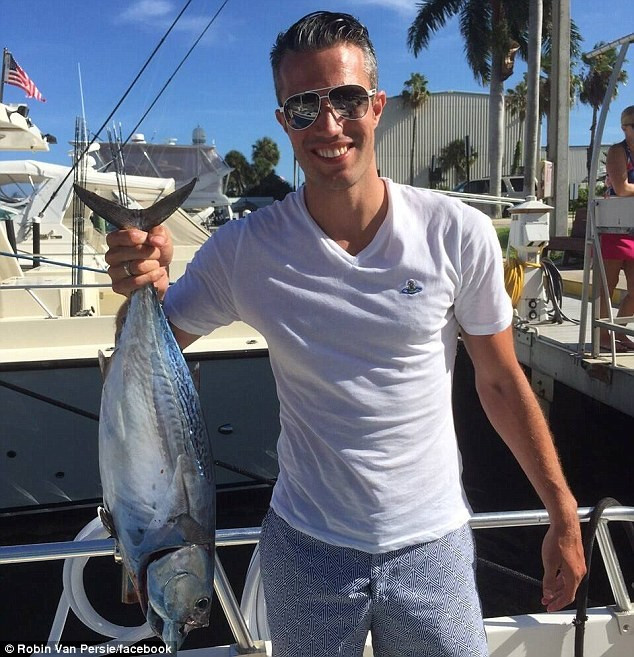 Còn Tiền đạo Robin Van Persie của Manchester United khoe câu cá trong kỳ nghỉ tại Maiami (Mỹ).