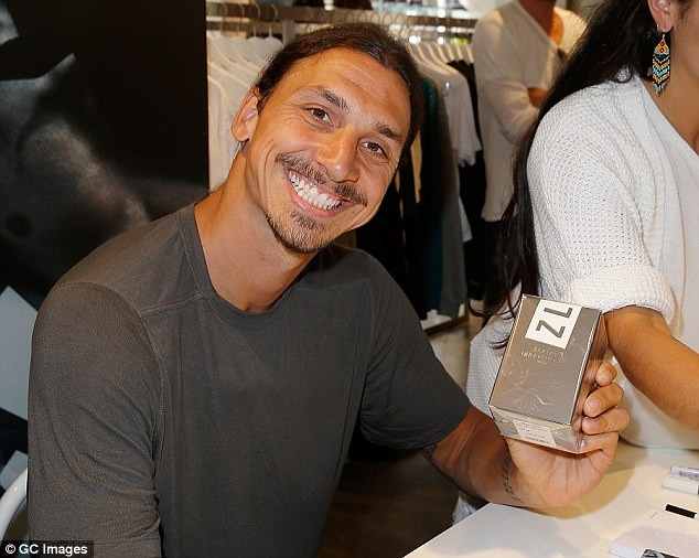 Tranh thủ kì nghỉ hè, tiền đạo Zlatan Ibrahimovic rạng rỡ trong ngày ra mắt thương hiệu nước hoa riêng tại Paris. Chân sút người Thụy Điển tiết lộ sản phẩm này sẽ được bày bán rộng rãi từ ngày 12/8.