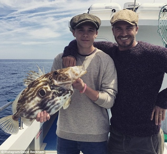 Trên trang mạng xã hội Instagram của mình, Cựu danh thủ David Beckham và con trai Brooklyn khoe ảnh câu được cá lạ có tên John Dory trong chuyến du lịch tại Campuchia.