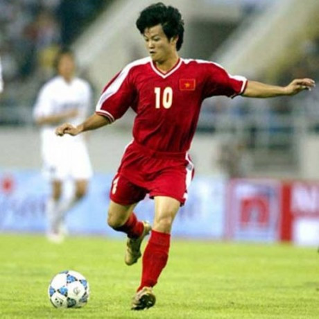 Tiền đạo lắm tài nhiều tật của ĐTVN giai đoạn 2002 - 2007 là Phạm Văn Quyến cũng chỉ sở hữu một chiều cao khiêm tốn đó là 1m68.