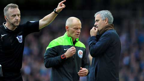 Ngày 27/2/2005, sau khi loại Man United ở bán kết Cúp Liên đoàn Anh, Chelsea gặp Liverpool tại chung kết. Trọng tài Steve Bennett đã đuổi Mourinho lên khán đài vì tội cố ý đặt ngón tay lên môi ra dấu cho các CĐV Liverpool im lặng sau khi Steven Gerrard đá phản lưới giúp Chelsea gỡ hòa trong trận đấu trên sân Thiên Niên Kỷ.