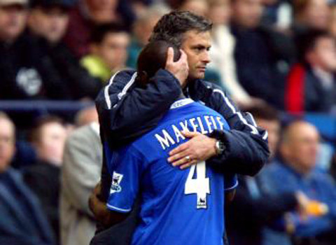 Claude Makelele là một trong những tiền vệ phòng ngự xuất sắc nhất thế giới, là nhân tố quan trọng của Chelsea khi Jose Mourinho dẫn dắt CLB này mùa hè 2004. Trong hơn 2 năm làm việc cùng nhau, Makelele đã cùng Mourinho giành 2 chức VĐ Premier League, 2 cúp LĐ và 1 cúp FA.