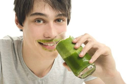 Thời gian gần đây, giới trẻ Nhật Bản phát sốt với trào lưu uống bột rau xanh. Nó còn được gọi là với cái tên ngắn gọn là Aojiru.
