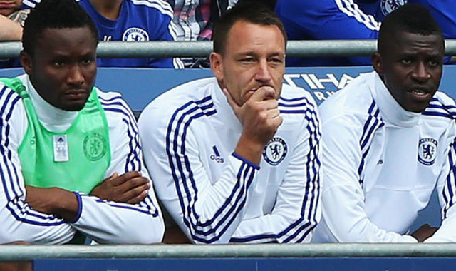 John Terry là công thần của Chelsea và anh được HLV Jose Mourinho rất chiều chuộng. Nhưng vì tuổi cao sức yếu nên đầu mùa giải mới, Terry không còn giữ được phong độ và thường xuyên phải ngồi ghế dự bị tại The Blue.