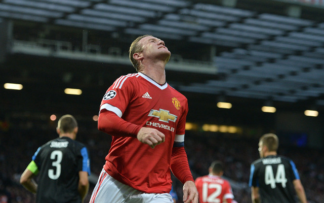 Mặc dù đã phá vỡ kỷ lục ghi bàn của huyền thoại Bobby Charton trong màu áo của ĐT Anh nhưng Wayne Rooney vẫn chưa có một bàn thắng nào cho Man United mùa giải này. Đây là một phong độ hoàn toàn không tốt của Rooney, vì mùa giải này anh đã được giải phóng rất nhiều nhờ những bản hợp đồng chất lượng mà HLV Luis Van Gaal đưa về.
