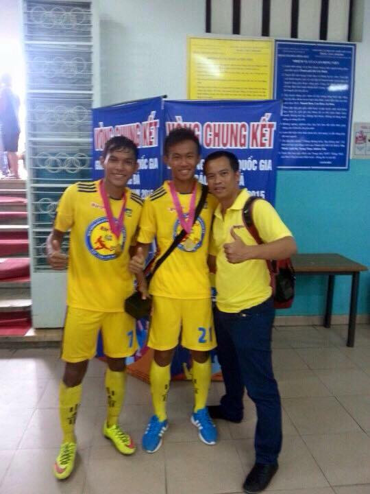 Lâm Thuận cùng đồng đội chụp ảnh với tấm huy chương vàng tại giải U17 QG 2015.