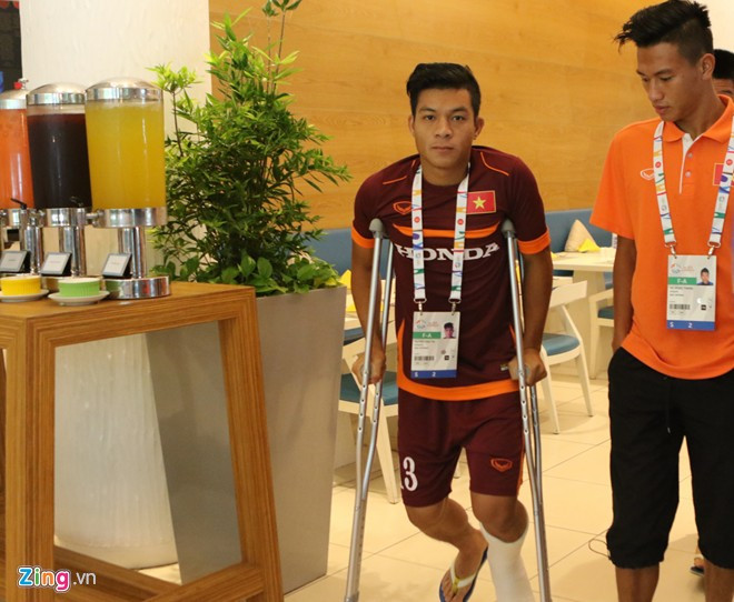 Nhưng trong những ngày ở lại cùng đội ở Singapore, Tấn Tài vẫn hết sức cố gắng. Anh vẫn chống nạng xuống phòng ăn cùng các đồng đội. Ảnh: Zing.