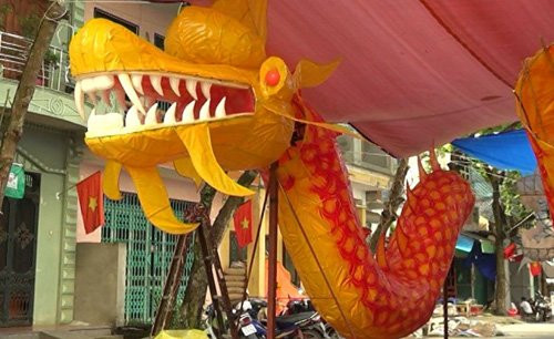 Phần đầu của một con rồng đã hoàn thiện đang chờ lắp ghép vào phần thân.