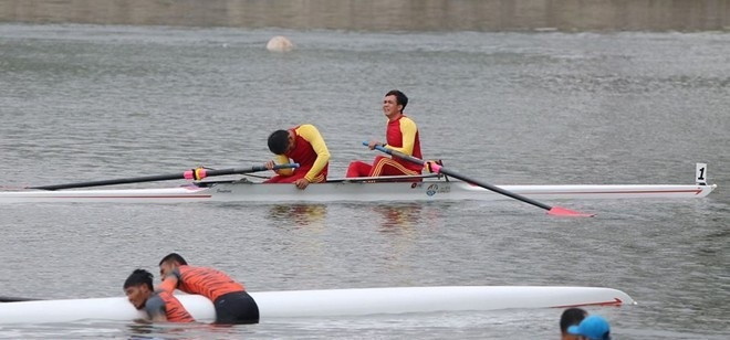 Sáng nay 6/6, môn canoeing khởi tranh trên vịnh Marina. Ở nội dung chung kết C2-1000m, hai tay chèo Myanmar là Htike Win và Wai Sai Min đã vượt qua bộ đôi của Indonesia để về nhất, đoạt HC Vàng. Hai VĐV Myanmar vội vã chèo thuyền vào bờ để chia vui với các đồng đội. Tuy nhiên, do vội vã, hai tay chèo đã thực hiện không đúng động tác và bị lật thuyền.