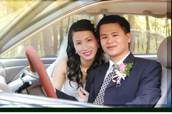 Nói về bộ ảnh của mình, anh Hải cười nói: ‘Trông nó sến lắm’ nhưng thực tế vì không hề sến sẩm tí nào. Hồi đấy có lẽ cô dâu - chú rể còn ngại ngùng nên trong các bức ảnh hai người chỉ biết diễn theo chỉ đạo của nhiếp ảnh.