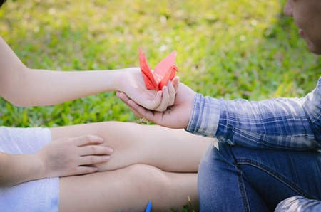 Cánh tay in hằn những vết bầm tím do xuất huyết máu của Trang.