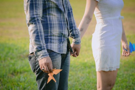Nhìn Trang cười rạng rỡ trong bộ váy trắng, bên những chú hạc giấy màu xanh đỏ cùng những vết bầm tím in hằn trên hai cánh tay do những lần xuất huyết máu, không ít người phải bật khóc vì xúc động.
