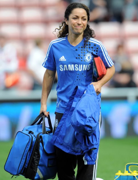 HLV Mourinho cho rằng Hazard không làm sao và có thể thi đấu tiếp nhưng Eva Carneiro đã lao vào sân để chăm sóc cầu thủ này.