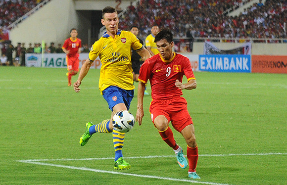 Trước "đại gia" làng bóng đá thế giới Man City, Arsenal là CLB đầu tiên ở giải Ngoại hạng Anh lựa chọn Việt Nam làm địa điểm thi đấu giao hữu. Sự có mặt của nhiều ngôi sao như Olivier Giroud, Theo Walcott, Mikel Arteta hay HLV trưởng Arsene Wenger đã tạo nên một cơn sốt rất lớn đối với người hâm mộ bóng đá Việt Nam.