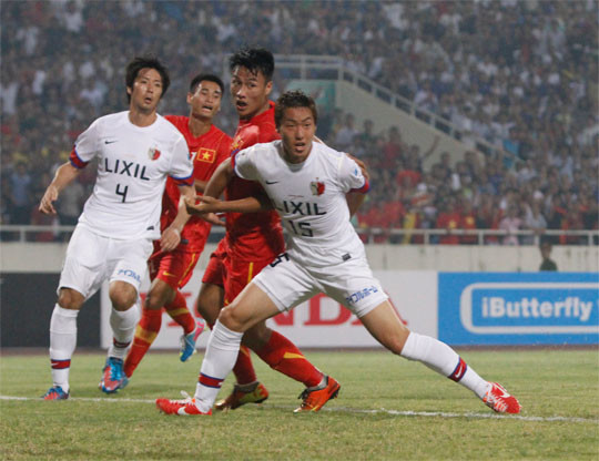 Năm 2013, nhân kỷ niệm 40 năm thiết lập quan hệ ngoại giao Việt Nam - Nhật Bản, VFF đã mời đội bóng danh tiếng của Nhật Bản Kashima Antlers sang thi đấu giao hữu với ĐT U23 Việt Nam.