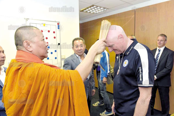 Sư thầy làm phép bình an cho lãnh đạo Leicester City.