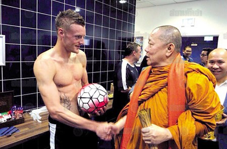 Để chuẩn bị cho trận đấu quan trọng trước Man United tại vòng 14 giải ngoại hạng Anh 2015/2016, chủ tịch Vichai Raksriaksorn đã mời sư thầy từ Thái Lan qua để làm phép chúc bình an cho đội bóng. Hành động này của chủ tịch CLB Leicester City hy vọng sức mạnh siêu nhiên sẽ giúp Leicester vượt qua được Quỷ đỏ thành Manchester.