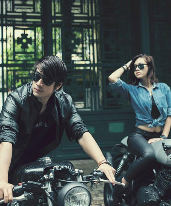 Chia sẻ với bạn bè về bộ ảnh cưới của mình, chàng thợ xăm Minh Ngọc nói rằng anh và vợ tương lai của mình thực hiện bộ ảnh cưới bên xế độ để thỏa mãn sự đam mê.