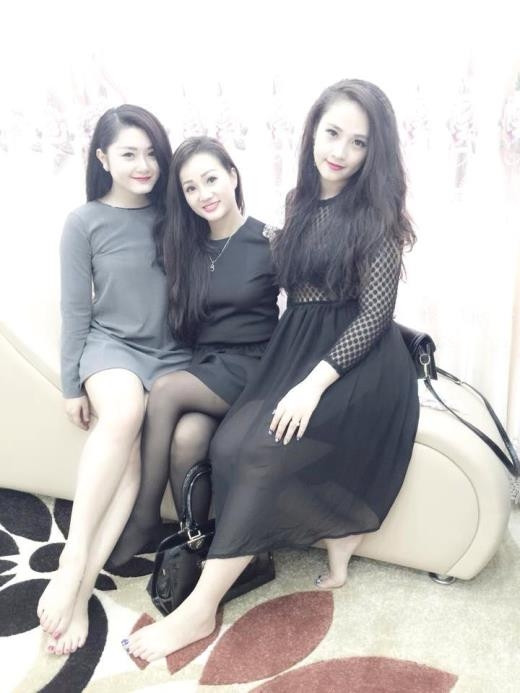 Một gia đình toàn “mỹ nhân” khác cũng từng gây sốt cộng đồng mạng Việt. Đó là gia đình của chị Hương còn được cư dân mạng biết tới với tên quen thuộc là Hương Bella hay bà ngoại U40 xinh đẹp.
