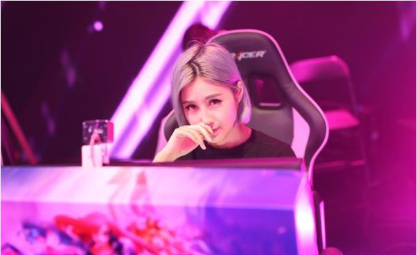 Sau khi ra trường, nữ game thủ 9X chọn con đường tham gia vào con đường game online vì đam mê đối với các trò chơi điện tử.