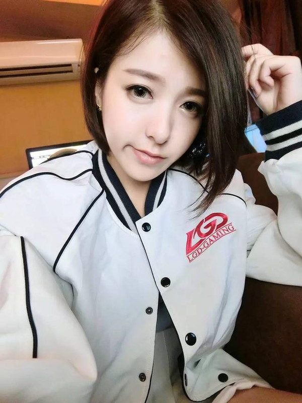 Sinh ra và lớn lên tại Hàng Châu, nữ game thủ xinh đẹp này từng là cựu sinh viên chuyên ngành kế toán.