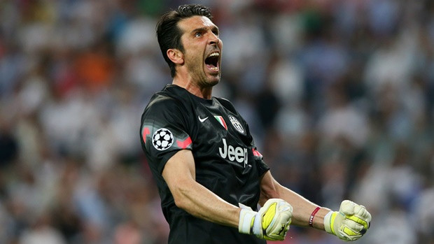 Người xứng đáng đứng trong khung thành của đội hình tiêu biểu UEFA Champions League lượt trận đấu cuối không ai xứng đáng hơn thủ thành Buffon của CLB Juventus. Chính những pha bay người xuất thần của thủ môn người Italy này đã giúp "lão bà" có mặt tại vòng knock-out UEFA Champions League.