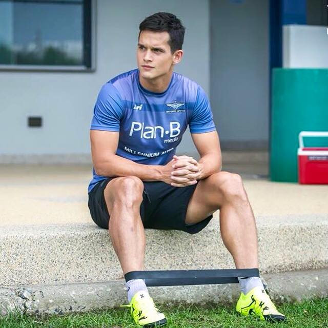 Mika Chunuonsee sinh năm 1989 tại xứ Wales, nhưng bố mẹ anh đều là người Thái Lan.