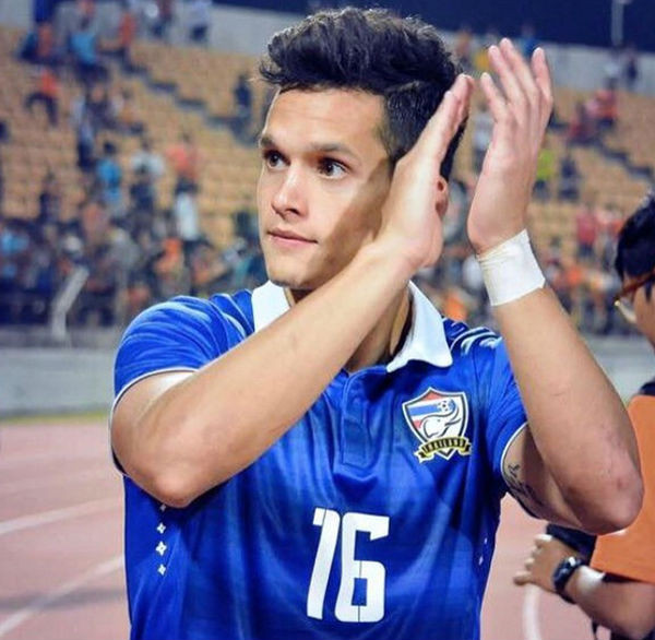 Với tài năng của mình, Mika Chunuonsee được HLV Kiatisuk trọng dụng trong đội hình mà ông gây dựng cho nền bóng đá Thái.