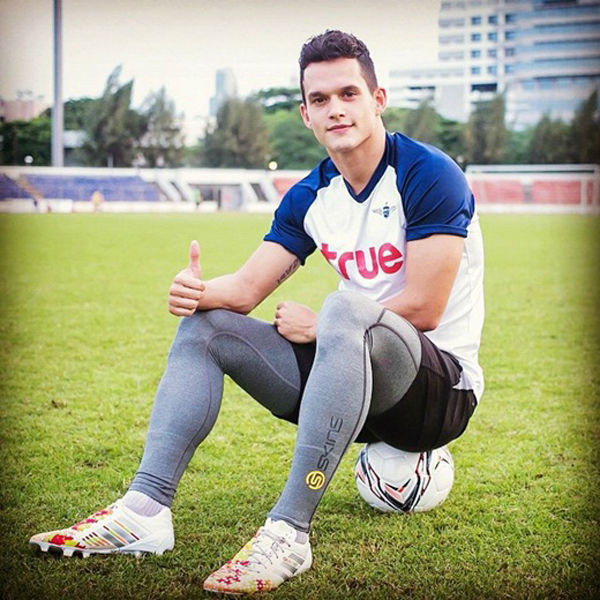Mika Chunuonsee được biết đến là một cầu thủ hot boy đình đám của làng bóng đá Thái Lan trong thời gian qua.