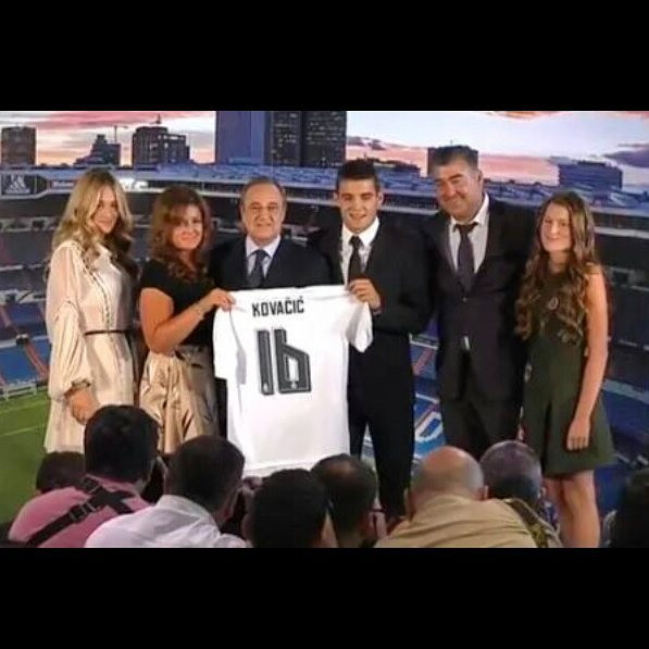 Ngay sau khi đến với Real Madrid, nàng WAGs của tân binh Real đã nhận được không ít lời mời chụp ảnh từ các tạp chí nổi tiếp trên thế giới.