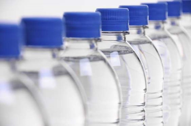 Nước: Nước là miễn phí, do đó bạn không việc gì phải trả tiền để mua nước cả. Nước có ở trong vòi, nước từ trên trời rơi xuống – nước có ở khắp mọi nơi. Tuy nhiên, Dự án nước quốc gia cho biết, trung bình một người Mỹ phải chi tới 100 USD mỗi năm để mua nước đóng chai. Trong khi đó, nếu chuyển qua sử dụng nước máy thì bạn có thể tiết kiệm được rất nhiều. Trường hợp không thích mùi vị của nước máy, bạn có thể cho thêm vào vài lát chanh hoặc trái cây tươi.