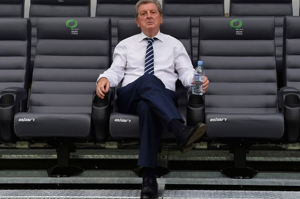 HLV Roy Hodgson chỉ còn một năm hợp đồng nữa ở ĐT Anh. Hơn nữa, việc ĐT Anh trong thời gian qua không có sự tiến bộ trên bảng xếp hạng của FIFA cũng như tại các giải đấu lớn trên thế giới khiến Liên đoàn bóng đá Anh (FA) đang lên kế hoạch tìm ứng cử viên sáng giá ngồi “ghế nóng” tại ĐT Anh để giúp đội bóng này có một kì Euro 2016 thành công trên đất Pháp.
