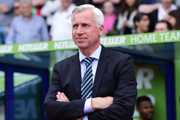 HLV Alan Pardew đang là HLV của Crystal Palace. Vị HLV này cũng là một người am hiểu khá tường tận về bóng đá Anh vì ông đã có thời gian dài làm việc tại West Ham và Newcastle. Hợp đồng với Crystal Palace của Alan Pardew cũng chỉ còn có 6 tháng, vậy nên rất có thể ông sẽ được bổ nhiệm vào vị trí HLV trưởng của ĐT Anh.